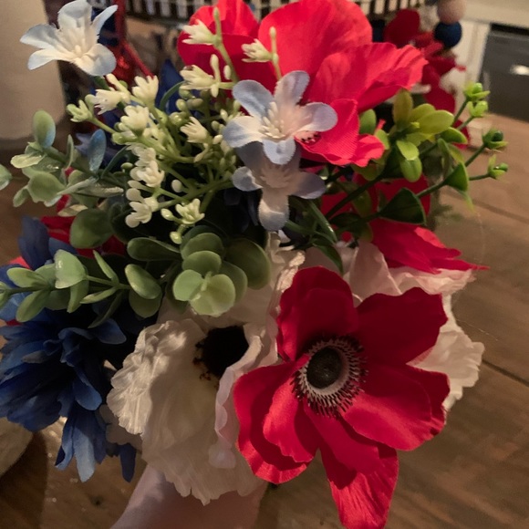 Bunch of Americana Faux Flowers 💐 - Picture 4 of 5